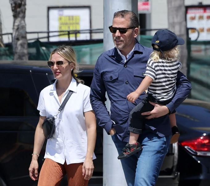 Hunter Biden with his wife and son