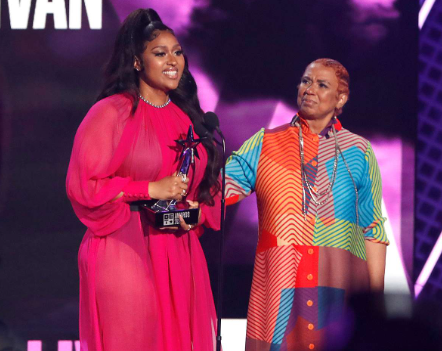 Jazmine Sullivan with her mother